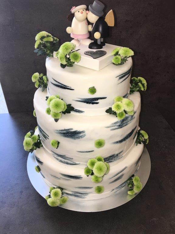 Dreistoeckige Hochzeitstorte