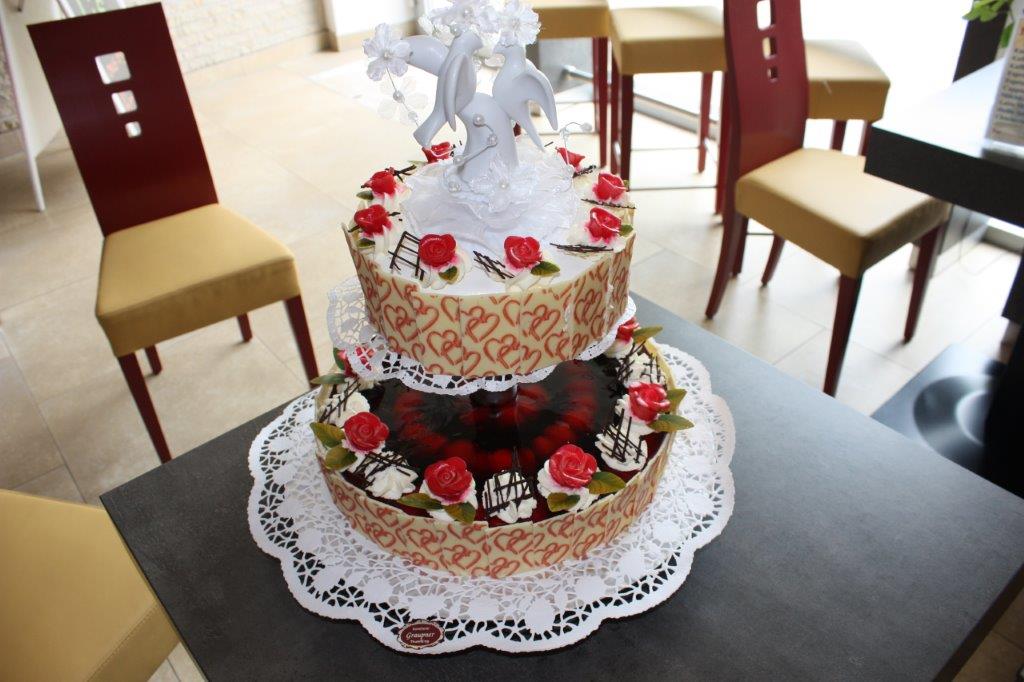 zweistoeckige Hochzeitstorte