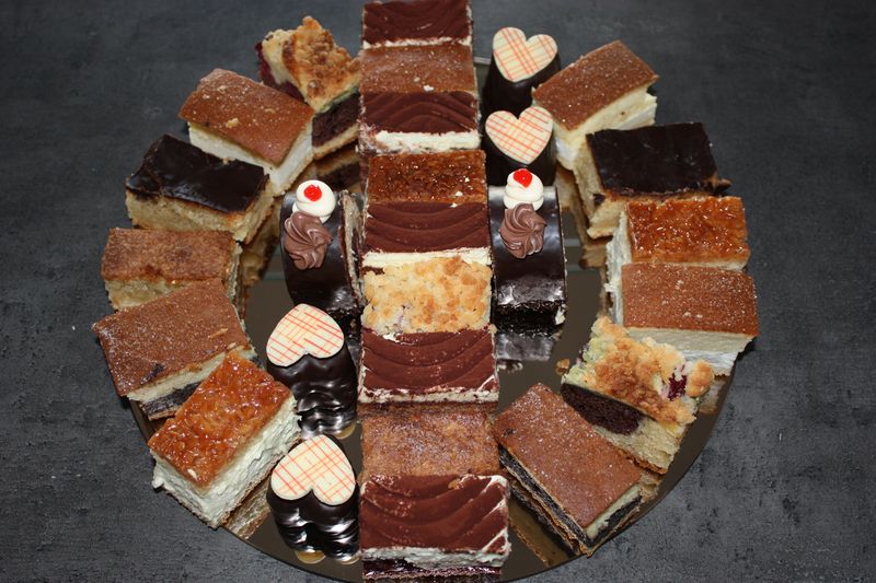 Kuchenteller rund mit verschiedenen Kuchenstücken