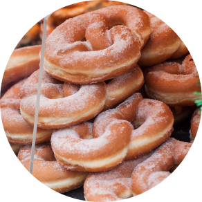 Brezeln aus Pfannkuchenteig mit Zucker liegen auf einem Haufen