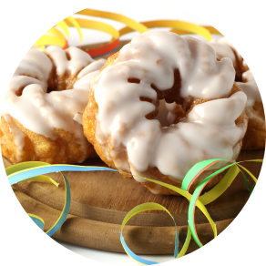 Spritzringe mit Zuckerguss und Papiergirlanden