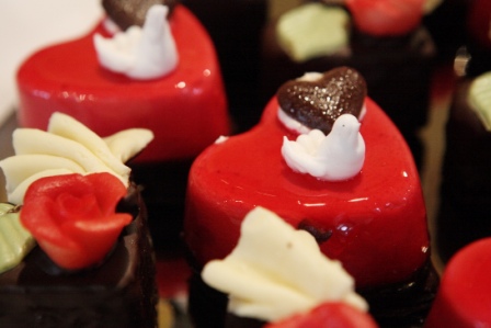 Glasierte rote und schwarze Herzen