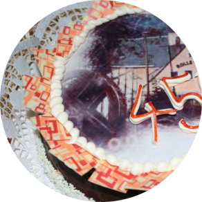 Eine runde Torte mit einem Foto auf Esspapier gedruckt und der Link auf dem Bild führt zur Produktübersicht unserer Geschenktorten.