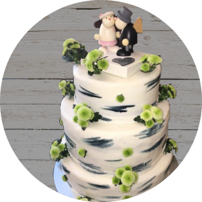 3 Stöckige Hochzeitstorte in weiß mit Schwarzen Akzenten und als Hochzeitsfigur zwei Erzgebirgische Engeln die sich küssen. Der Link auf dem Bild führt zur Produktübersicht unserer Hochzeitstorten.