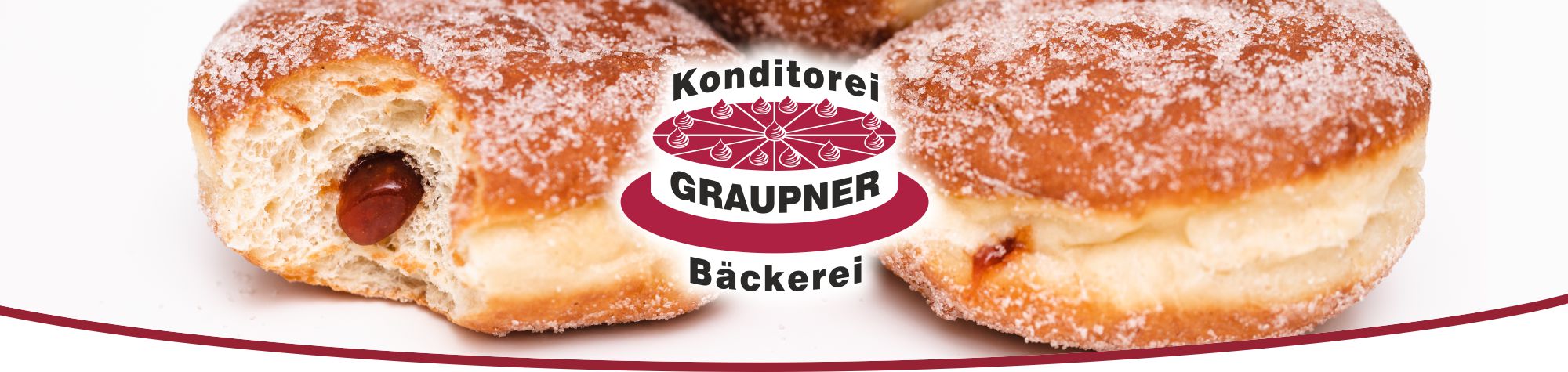 Pfannkuchen mit Marmelade gefüllt. Aus einem Pfannkuchen läuft die Marmelade raus, nach dem ein Stück abgebissen wurde.