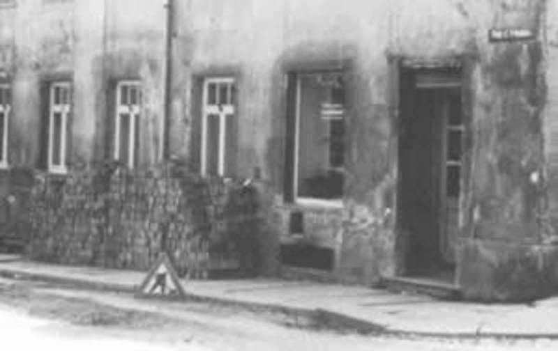 Die Bäckerei in Drebach von außen. (Schwarz-Weißbild)